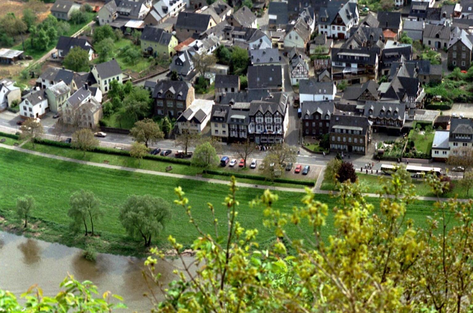 Hotel Zur Winzergenossenschaft Ernst Exterior foto