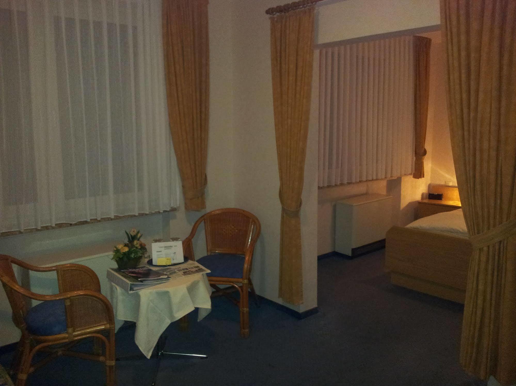 Hotel Zur Winzergenossenschaft Ernst Exterior foto